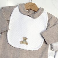 Slabbetje met zittend beertje 